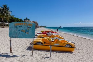Tretboote an der Playa Ancon, Trinidad, Kuba