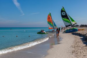 Tretboote und Segelboote am Strand, Varadero, Halbinsel Hicacos, Kub